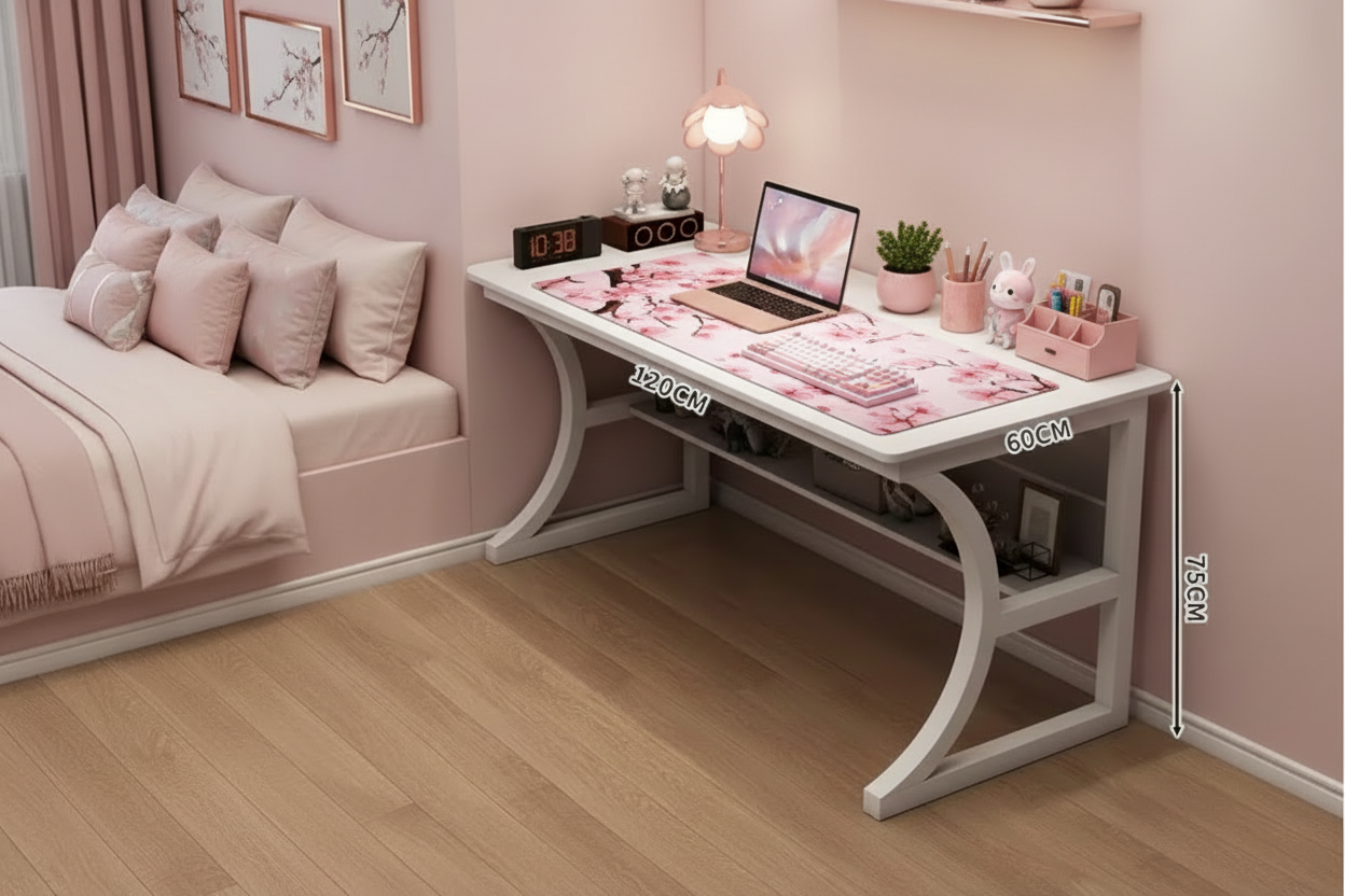 Bureau blanc avec accessoires roses féminins