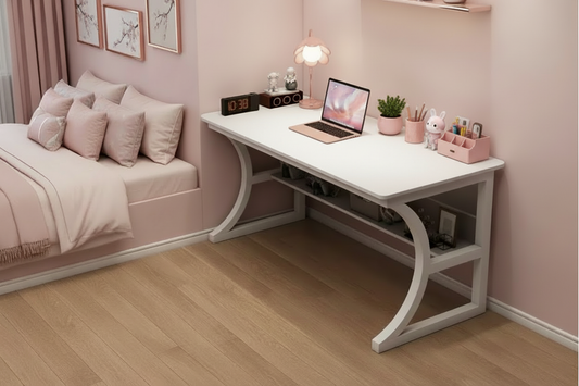 Bureau blanc avec accessoires roses sans tapis de souris